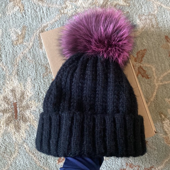 Like New Kyi Kyi Pom Pom Beanie - Picture 4 of 4